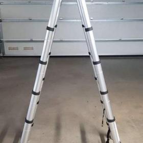 Foto inzerátu Teleskopický hliníkový žebřík/štafle - 2 x 8 příček / 5 m