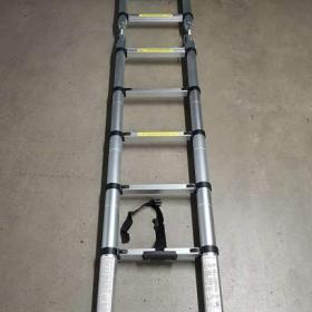 Foto inzerátu Teleskopický hliníkový žebřík/štafle - 2 x 8 příček / 5 m