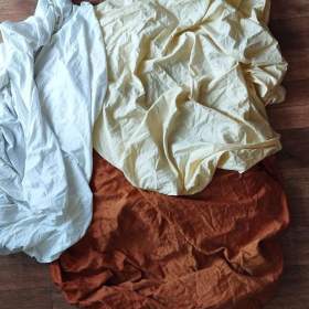 Foto inzerátu Čistá hodně nacpaná peřina. Nové peří. Čtyři prostěradla Veba.  Povlak na deku.