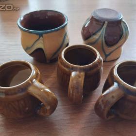 Foto inzerátu Keramika, porcelán: talíře, tácy, hrníčky, misky, figurky aj. Něco i zdarma