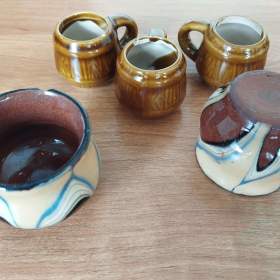 Foto inzerátu Keramika, porcelán: talíře, tácy, hrníčky, misky, figurky aj. Něco i zdarma