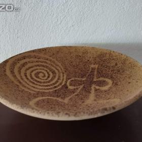 Foto inzerátu Keramika, porcelán: talíře, tácy, hrníčky, misky, figurky aj. Něco i zdarma