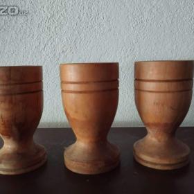 Foto inzerátu Keramika, porcelán: talíře, tácy, hrníčky, misky, figurky aj. Něco i zdarma
