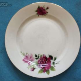 Foto inzerátu Keramika, porcelán: talíře, tácy, hrníčky, misky, figurky aj. Něco i zdarma