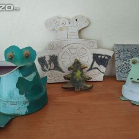 Foto inzerátu Keramika, porcelán: talíře, tácy, hrníčky, misky, figurky aj. Něco i zdarma