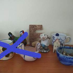 Foto inzerátu Keramika, porcelán: talíře, tácy, hrníčky, misky, figurky aj. Něco i zdarma