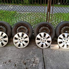Zimní kola + originál poklice na Toyota Yaris / 18492274