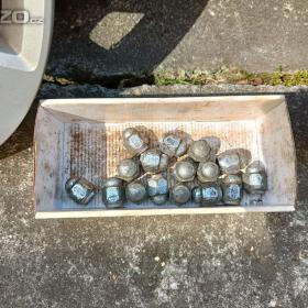 Foto inzerátu Zimní kola + originál poklice na Toyota Yaris