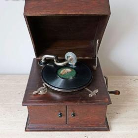 Foto inzerátu Nádherný starožitný stolní gramofon ve dřevěné skříni Carnophon, 1905, plně funkční