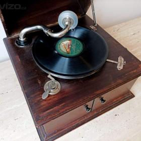 Fotka k inzerátu Starožitný stolní gramofon ve dřevěné skříni značky Carnophon, rok výroby 1905 / 16573262