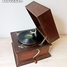 Foto inzerátu Starožitný stolní gramofon ve dřevěné skříni značky Carnophon, rok výroby 1905