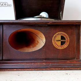 Foto inzerátu Starožitný stolní gramofon ve dřevěné skříni značky Carnophon, rok výroby 1905
