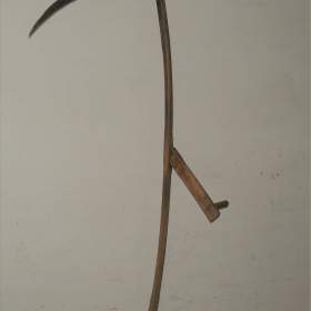 Fotka k inzerátu Retro sada venkov ( kosa, naklepávací stolička, pila) / 18851313