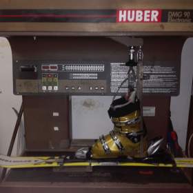 Fotka k inzerátu Stroj na testování a seřizování lyžařského vázání HUBER DMG 90 Elektronic / 18648501