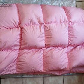 Foto inzerátu Hodně vycpaná a teplá peřina plněná prachovým husím peřím. Čtyři prostěradla Veba.