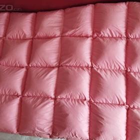 Foto inzerátu Hodně vycpaná a teplá peřina plněná prachovým husím peřím. Čtyři prostěradla Veba.