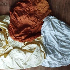 Foto inzerátu Hodně vycpaná a teplá peřina plněná prachovým husím peřím. Čtyři prostěradla Veba.