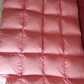 Foto inzerátu Hodně teplá peřina plněná husím peřím. Čtyři prostěradla Veba. Povlak na deku.