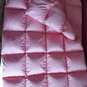 Foto inzerátu Hodně teplá peřina plněná husím peřím. Čtyři prostěradla Veba. Povlak na deku.
