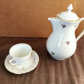 Foto inzerátu Prodám 12 ks nových porcelánových čajových hrníčků s podšálky