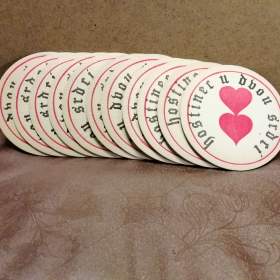 Foto inzerátu Daruji 11 stejných pivních tácků z hospody „U dvou srdcí“