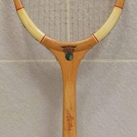 Fotka k inzerátu Prodám historickou celodřevěnou tenisovou raketu zn. Artis / 18767036