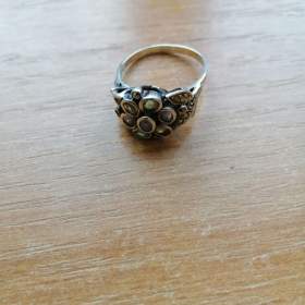 Fotka k inzerátu Prsten stříbrný s kameny tvar květina, vnitřní průměr prstenu 20 mm, váha 5g / 18773467