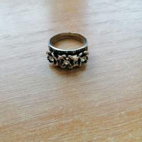 Fotka k inzerátu Prsten stříbrný -  tři květy s kameny, vnitřní průměr prstenu 19mm, váha 6g / 18773468