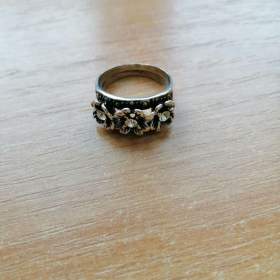 Prsten stříbrný -  tři květy s kameny, vnitřní průměr prstenu 19mm, váha 6g / 18773468