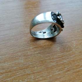 Foto inzerátu Prsten stříbrný - tři květy s kameny, vnitřní průměr prstenu 19mm, váha 6g