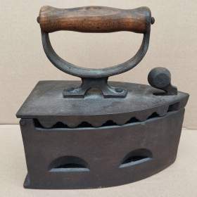 Fotka k inzerátu Stará velká litinová žehlička do sbírky nebo k dekoraci / 17823498