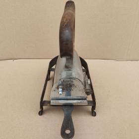 Foto inzerátu Niklovaná stará žehlička + podložka - do sbírky, dekorace