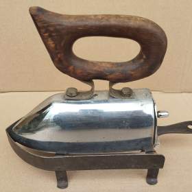 Foto inzerátu Niklovaná stará žehlička + podložka - do sbírky, dekorace