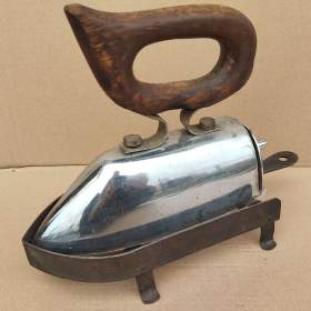 Fotka k inzerátu Niklovaná stará žehlička + podložka -  do sbírky, dekorace / 19171750