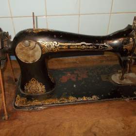 Fotka k inzerátu Prodám nefunkční starý šicí stroj / 18811693