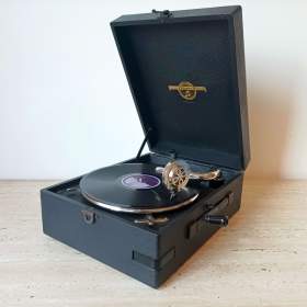 Fotka k inzerátu Starožitný anglický gramofon na kliku značky Columbia  / 19419533