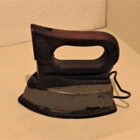 Fotka k inzerátu Stará žehlička -  1 / 15204876