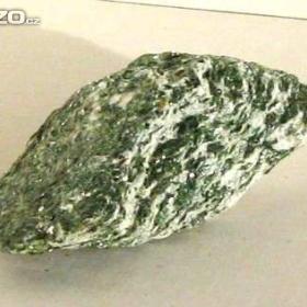 Fotka k inzerátu Fuchsit -  70 x 35 x 24 mm -  Norsko -  stav viz foto, vzorek do sbírky / 18693095