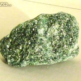 Fotka k inzerátu Fuchsit -  65 x 30 x 35 mm -  Norsko / 18693095