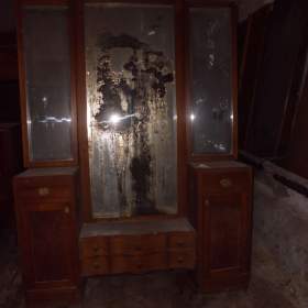 Foto inzerátu zrcadlo,skříňky,šuplíky