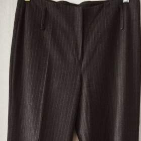 Foto inzerátu Dvoje dámské kalhoty vel. 42 pro dlouhánku