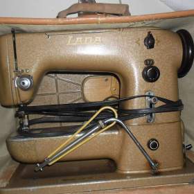 Fotka k inzerátu Prodám:  zachovalý a nepoškozený šicí stroj LADA, cena 2.800 Kč / 18883906