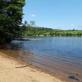 Foto inzerátu Sleva - rozstavěná jachta, molo a pozemky u Slapské přehrady