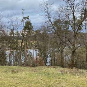 Foto inzerátu Sleva - rozstavěná jachta, molo a pozemky u Slapské přehrady