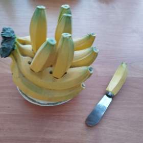 Foto inzerátu Porcelánové tácy zn. Bernadotte. Hrnky. Sklo na víno, whisky, brandy. Jiná keramika a sklo.