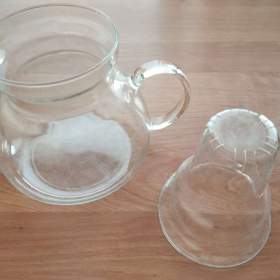 Foto inzerátu Porcelánové tácy zn. Bernadotte. Hrnky. Sklo na víno, whisky, brandy. Jiná keramika a sklo.