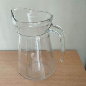 Foto inzerátu Porcelánové tácy zn. Bernadotte. Hrnky. Sklo na víno, whisky, brandy. Jiná keramika a sklo.