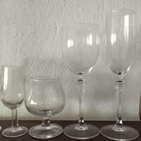 Foto inzerátu Porcelánové tácy zn. Bernadotte. Hrnky. Sklo na víno, whisky, brandy. Jiná keramika a sklo.