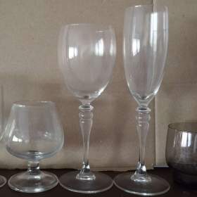 Foto inzerátu Porcelánové tácy zn. Bernadotte. Hrnky. Sklo na víno, whisky, brandy. Jiná keramika a sklo.