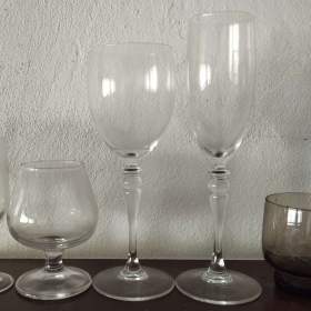 Foto inzerátu Porcelánové tácy zn. Bernadotte. Hrnky. Sklo na víno, whisky, brandy. Jiná keramika a sklo.